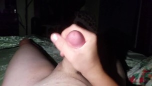 Young twink rubs one out before bed