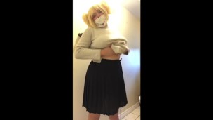 Himiko Toga cosplayer shows off ass and feet 