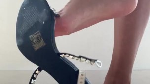 Sexy woman with pretty feet unlaces studded high heels in one move! | ASMR | Foot Fetish