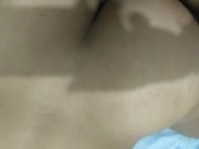 Mientras su familia está afuera, yo follo a colegiala en 10/16