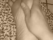 J'imagine ton sperm sur mes pieds