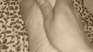 J'imagine ton sperm sur mes pieds
