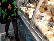 Девушка в мини платье светит своими прелестями в супермаркете. - Screenshot 13 of 16 - Upskirt
