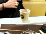 MILF exhibe ses seins au mcdonalds 3/16