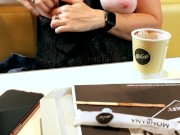 MILF exhibe ses seins au mcdonalds 7/16