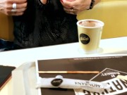 MILF exhibe ses seins au mcdonalds 9/16