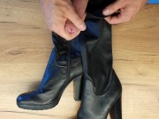 Cumming her leatherboots