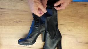 Cumming her leatherboots