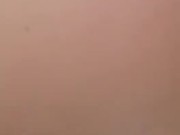 Je me gode le cul dans la douche