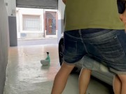 El técnico me usa, abofetea, y me a lamer su cum mientras lavo el coche. Nos pillan 9/16