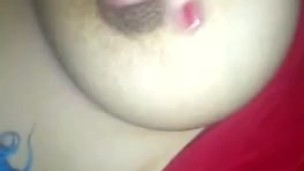 Mostrando un poco de mis pechos