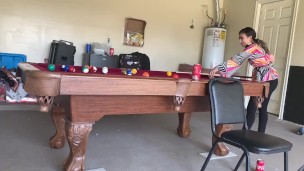 diosaera y Zeus tratando de tener sexo en la mesa de billar 