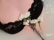 Красивая дрочка в ванной полной молока - Screenshot 4 of 16 - Bath