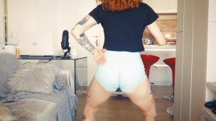 Shaking my ass on trap music! Dancing and Strip