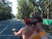 Голая девушка на мотоцикле. Топлесс в городе 9/16