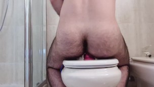 Me follo de espaldas el culo con un dildo