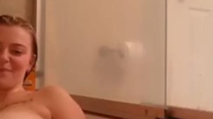 Twerking in the bath 