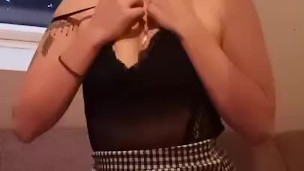GIRL MASTURBATES WHILE WATCHING PORN