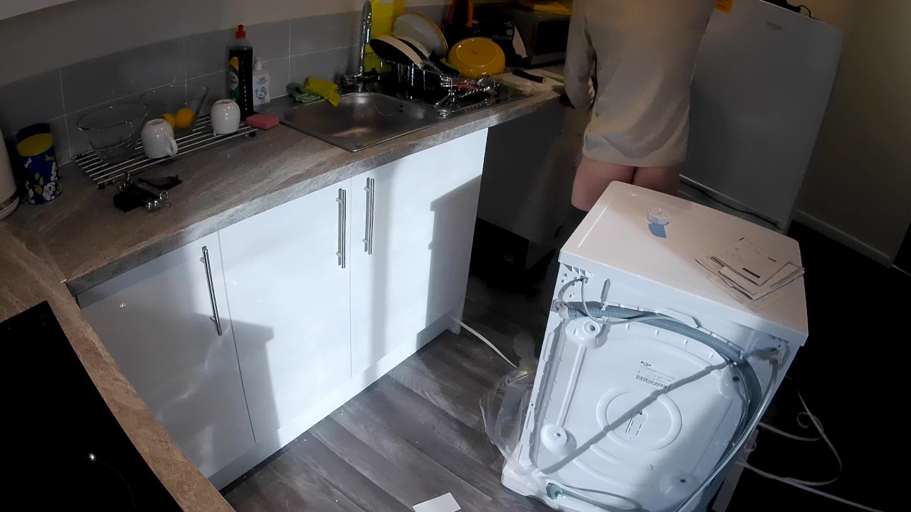Horny wife seduces plumber in the kitchen while husband at work - Darmowe seks wideo - RedTube