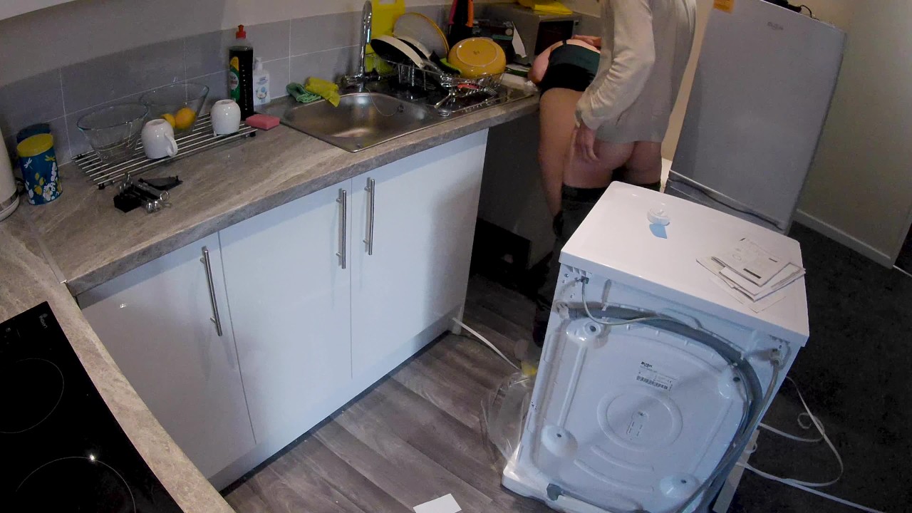 Horny wife seduces plumber in the kitchen while husband at work - Darmowe seks wideo - RedTube
