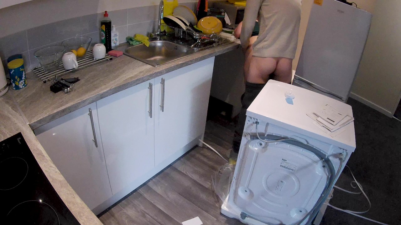 Horny wife seduces plumber in the kitchen while husband at work - Darmowe seks wideo - RedTube