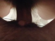 Brune qui se fait prendre sur une fenêtre 13/16