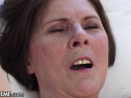 21Sextreme She Helps The GILF Next Door With Her Tongue By The Pool