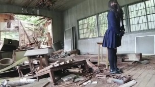 廃墟でパンティーを脱いで淫らな野外露出する女装高校生。