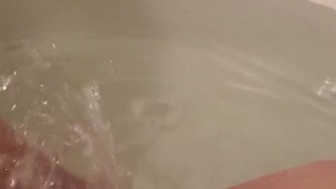 Bathtub pee