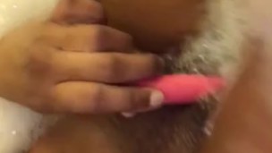 Orgasm in the bathtub 