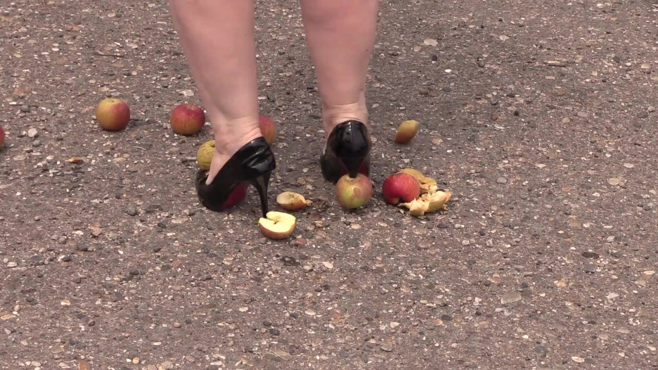 Crush fetish outdoors Fat legs in high heel shoes crush apples - 無料セックスビデオ - RedTube