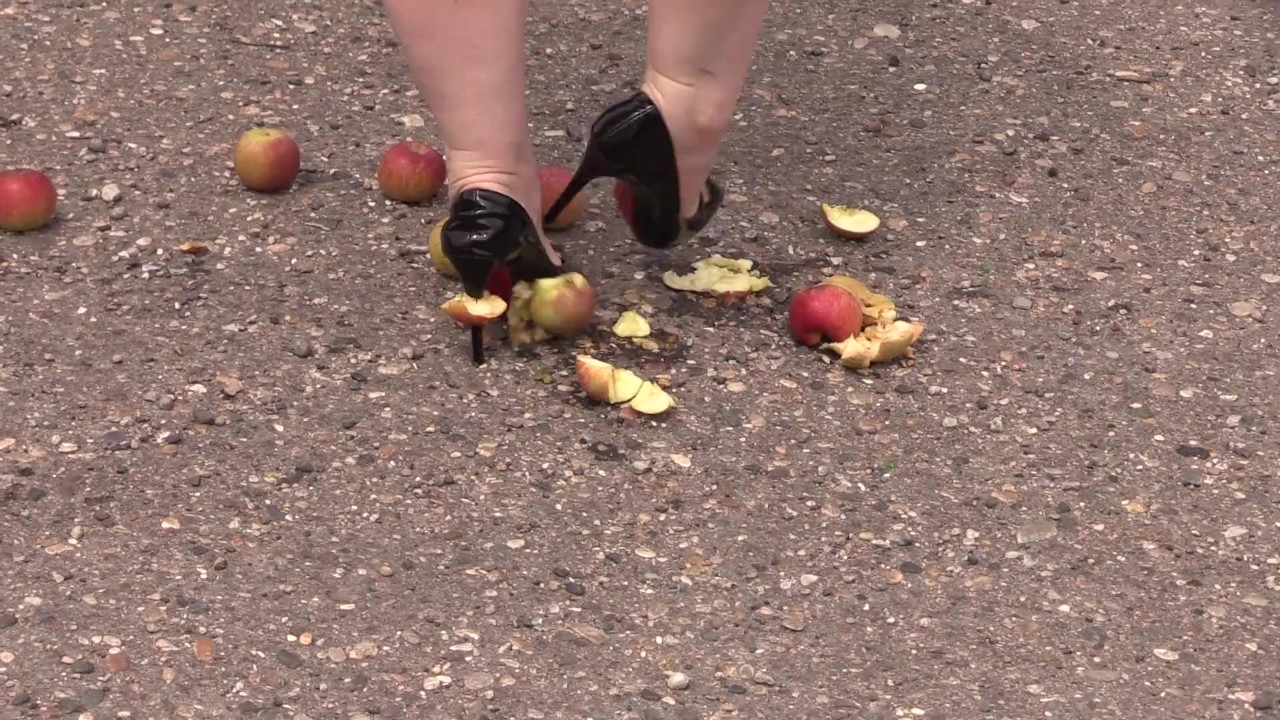 Crush fetish outdoors Fat legs in high heel shoes crush apples - 無料セックスビデオ - RedTube
