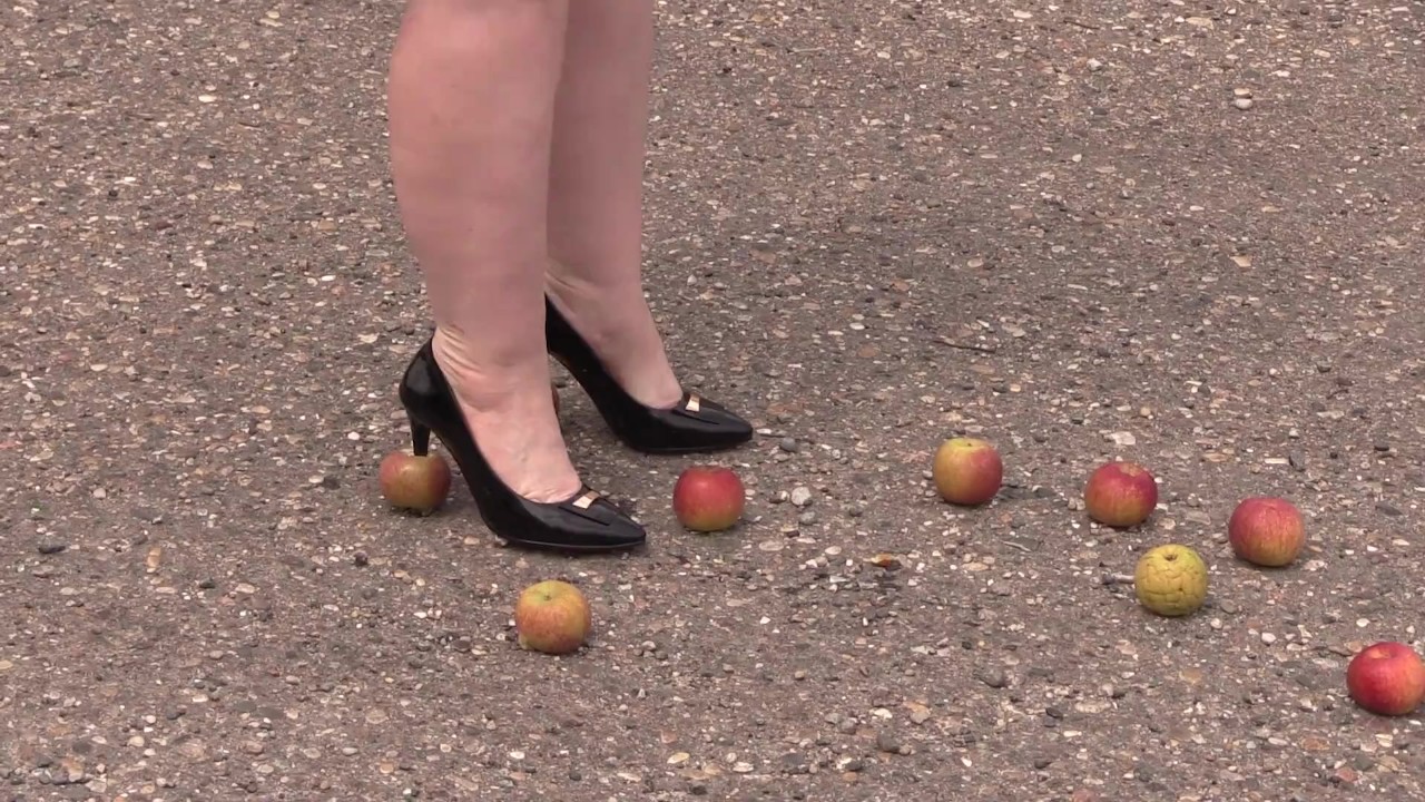 Crush fetish outdoors Fat legs in high heel shoes crush apples - 無料セックスビデオ - RedTube