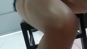 Mi amiga no lleva tanga bajo su falda