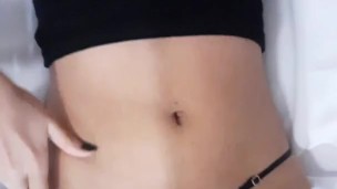 ADOLESENTE CALIENTE CON GANAS DE PENE SE MUESTRA UN POCO DE SU PEQUEÑO CUERPO