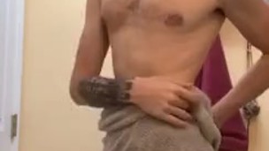 Teen disrobes, jerks off and shows ass