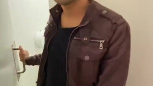 YouTuber chupa pija en los baños públicos - Seba Terry