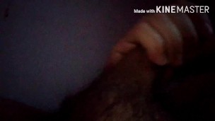 Latino Gran polla masturbandose en la oscuridad