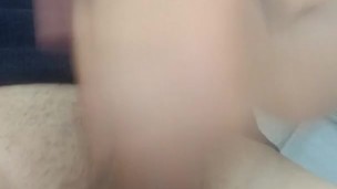 Joven con pene grande se masturba hasta venirse