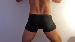 肌肉男做一个惊人的脱衣舞取笑并以射液结束