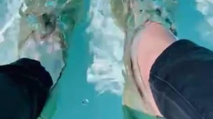 Je joue avec mes chaussures devant la piscine