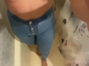 Малышка жестко ссыт в сексуальные джинсы и заливает это все душем - Screenshot 5 of 16 - Pee Desperation