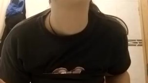 Se pone cachonda y se desnuda mientras se lava los dientes