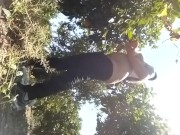 Se desnuda en público por la calle cogiendo naranjas