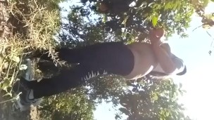 Se desnuda en público por la calle cogiendo naranjas