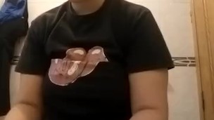 lavando sus bolas chinas. Juguetes sexuales para correrse