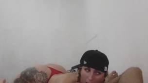 CHICA TATUADA LA CHUPA MOSTRANDO SU HERMOSO Y GRAN CULO! Y SE TRAGA EL SEMEN!