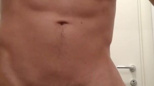 Mi masturbo nel bagni della mia azienda a Milano