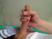 18 летний горячий парень очень возбуждён и сразу же начал дрочить большой член и сладко стонать 13/16