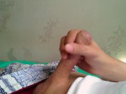 18 летний горячий парень очень возбуждён и сразу же начал дрочить большой член и сладко стонать 6/16